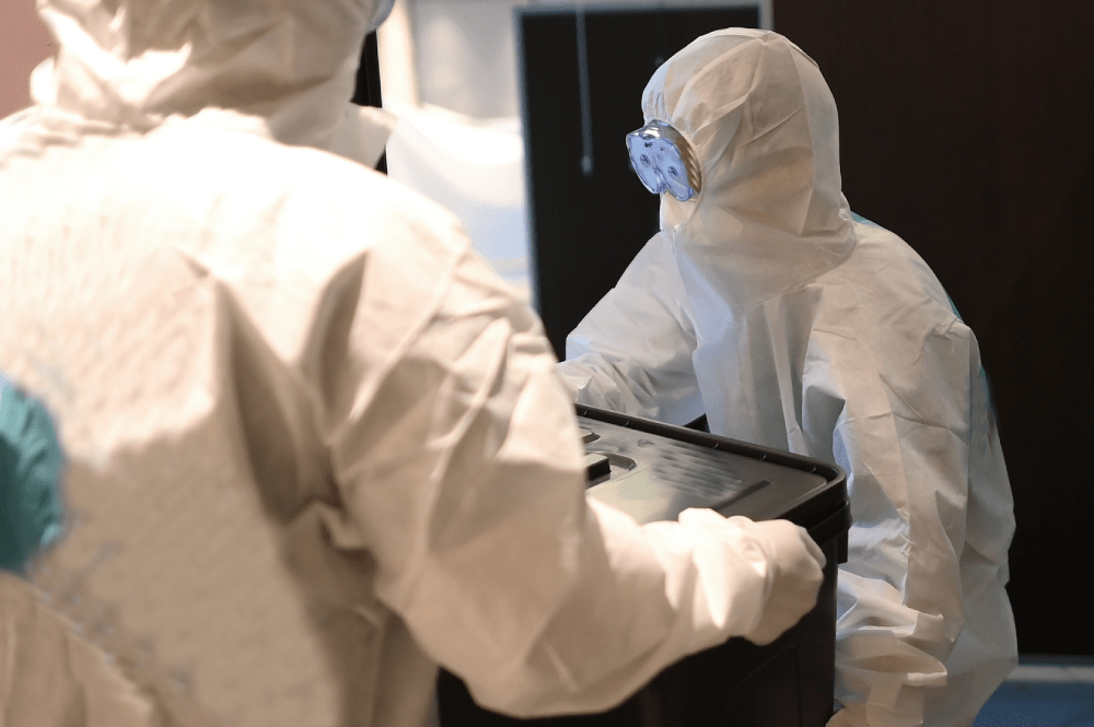 防護服を着たスタッフ