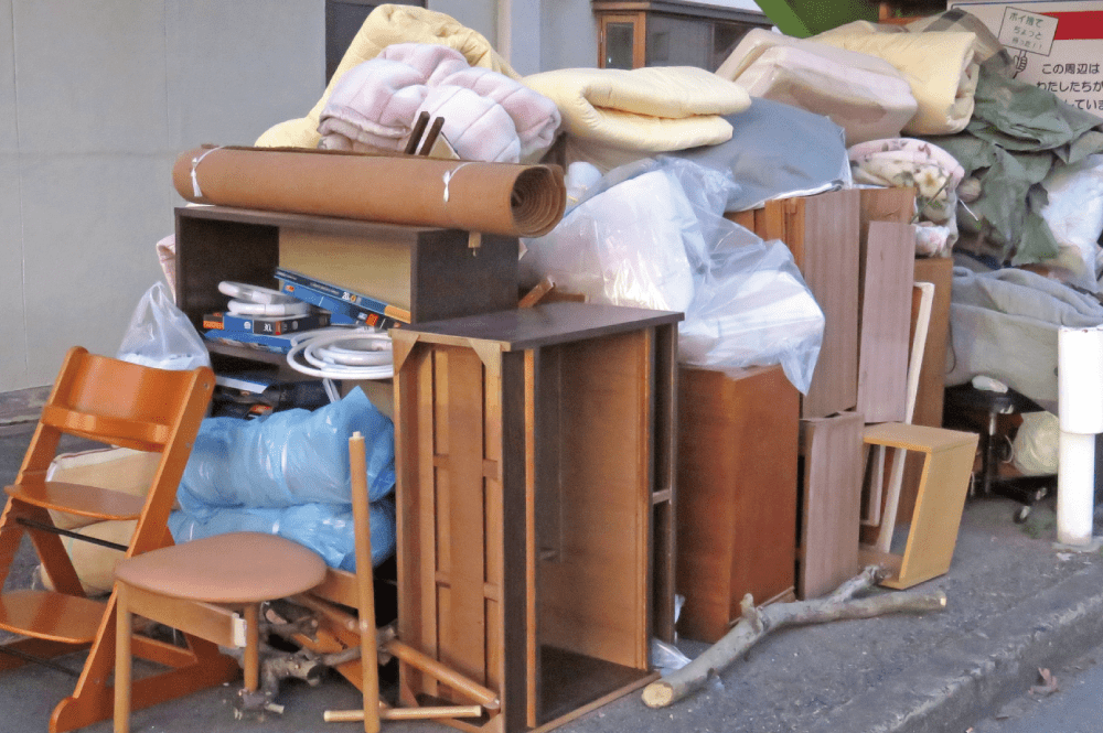 物が散乱した部屋